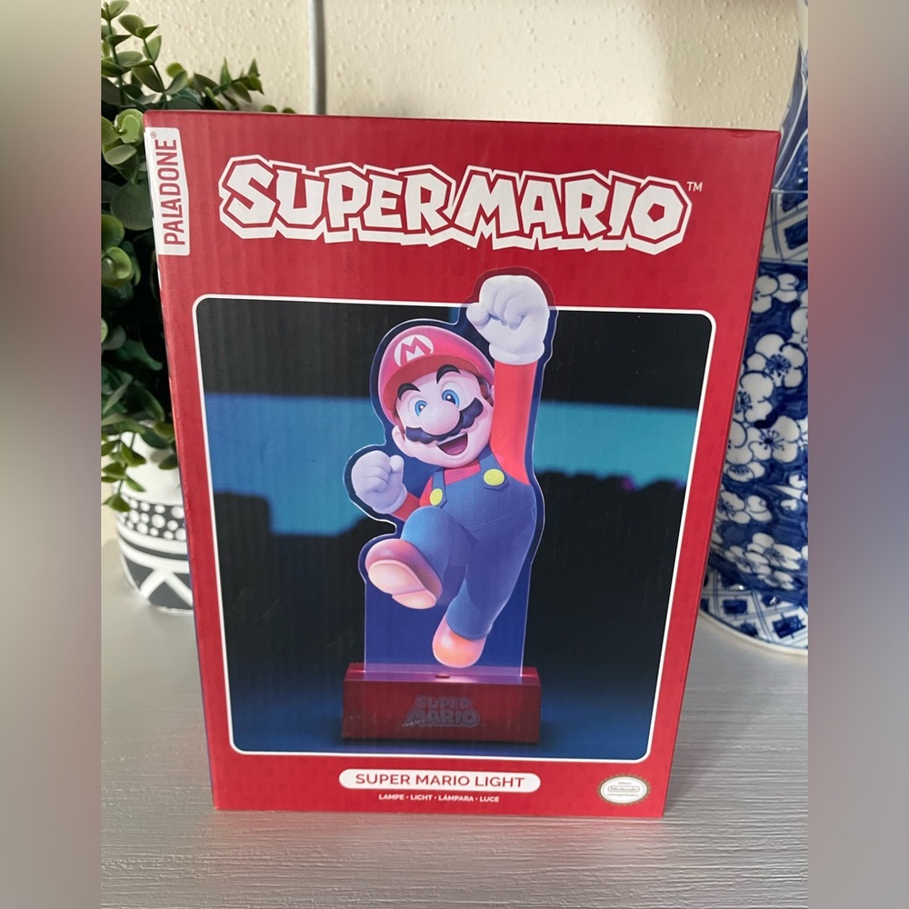 NINTENDO  SUPER MARIO LIGHT WITH STAND PALADONE SUPER MARIO LIGHT BRAND NEW